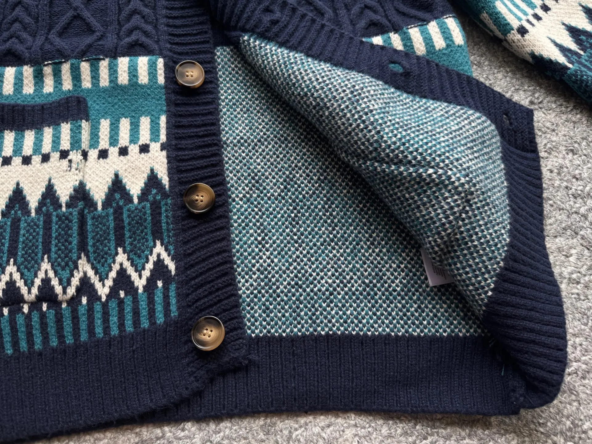 P220 Ralph Lauren old money style cable sweater. The end of the sweater must be twisted! Want to go for an American retro style but are afraid of using too much force? This cable cardigan can be called a "retro dressing cheat"~ ▫️Cable workmanship = the king of retro atmosphere: the three-dimensional cable pattern replicates the texture of American vintage clothes, not deliberately to look old, but with a "sensation of luxury accumulated over time". The moment you put it on, you have the "smell of a male protagonist in a campus movie", and the hair tie was praised as "clothes cheating" when taking photos~ ▫️It doesn't matter your body shape but also hides a lot of fat. It can also be worn by boys with broad shoulders and slightly fat, V The collar can also modify the neck line, making the person look more upright~ Wear it under a coat/down jacket in winter, revealing the cable ties and small red labels, and the sense of layering is directly stunning~ It is perfect with sneakers and leather shoes. American boys rush with their eyes closed, and directly reorganize their wardrobe~ Color: Navy Blue Apricot Size S Height 165-170CM Weight 110-125 M Height 170-175CM Weight 125-140 L Height 175-185CM Weight 140-155